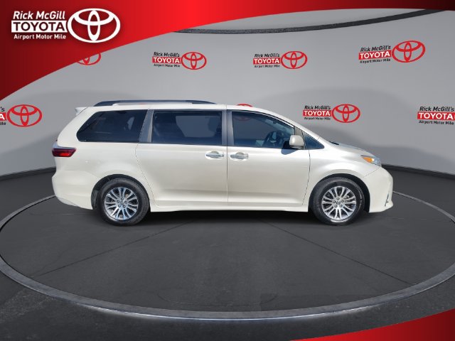 Used 2020 Toyota Sienna XLE w/ XLE Navigation Package FWD image 9
