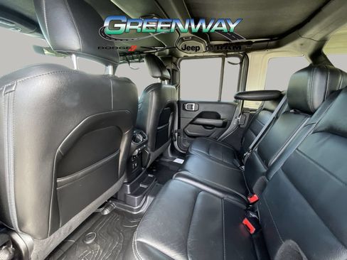 Used 2018 Jeep Wrangler Unlimited Sahara AWD/4WD image 17