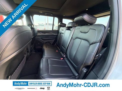 Used 2025 Jeep Grand Cherokee Limited w/ Luxury Tech Group II AWD/4WD image 16