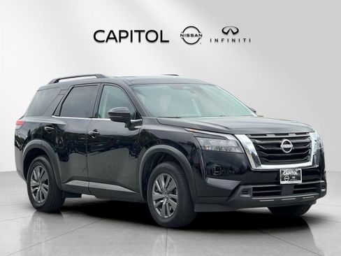 Used 2025 Nissan Pathfinder SV image 7