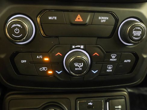 Used 2018 Jeep Renegade Latitude w/ Safety & Security Group AWD/4WD image 29