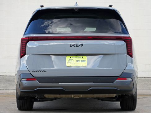 Used 2025 Kia Carnival SX Prestige FWD image 11