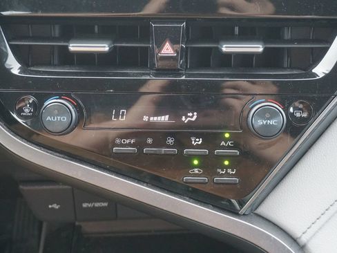 Used 2022 Toyota Camry SE w/ Cold Weather Package FWD image 11