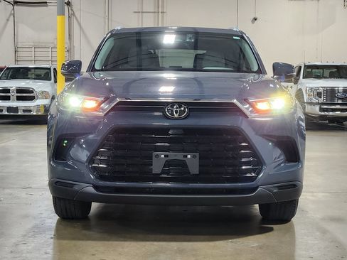 Used 2024 Toyota Grand Highlander FWD image 2