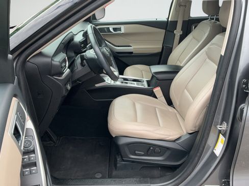 Used 2023 Ford Explorer XLT w/ Equipment Group 202A RWD image 19