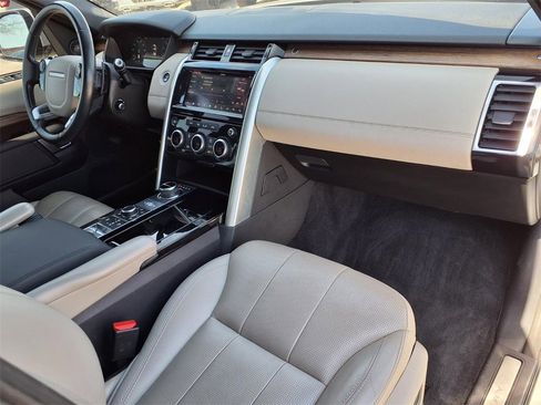Used 2019 Land Rover Discovery HSE image 11
