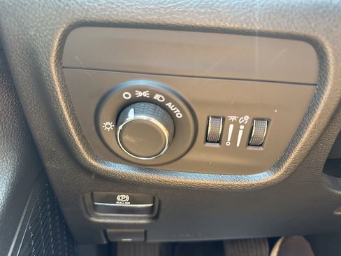 Used 2025 Jeep Grand Cherokee Altitude AWD/4WD image 9