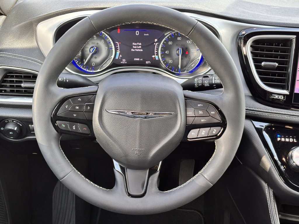Used 2025 Chrysler Pacifica Limited FWD image 11