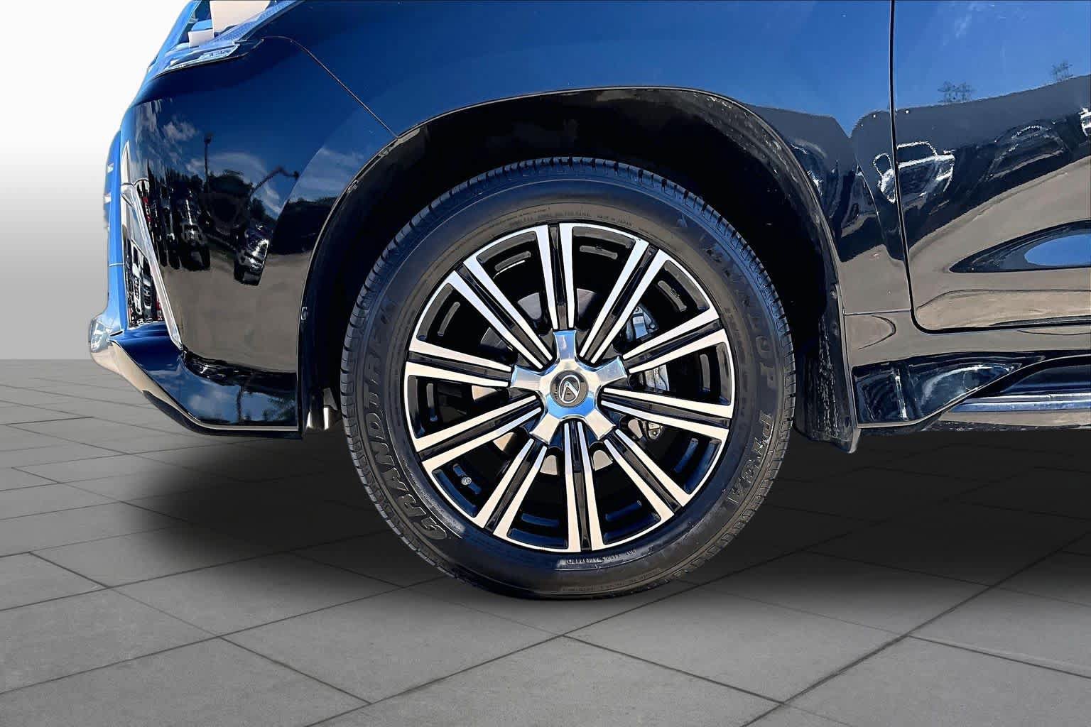 Used 2021 Lexus LX 570 4WD w/ Luxury Package image 11