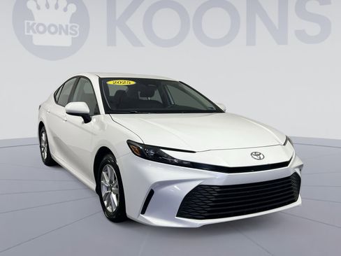Used 2025 Toyota Camry LE image 10