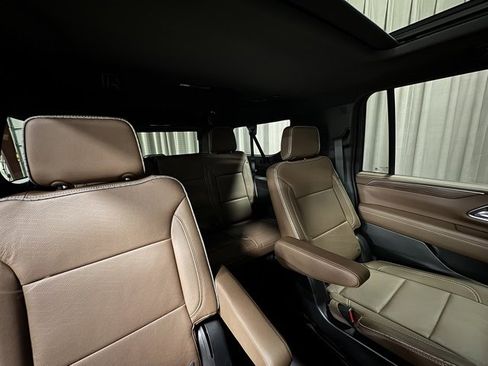 Used 2023 Chevrolet Suburban High Country w/ Advanced Technology Package image 13