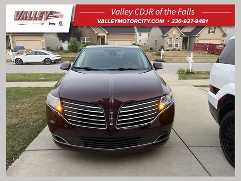 Used 2018 Lincoln MKT AWD image 1