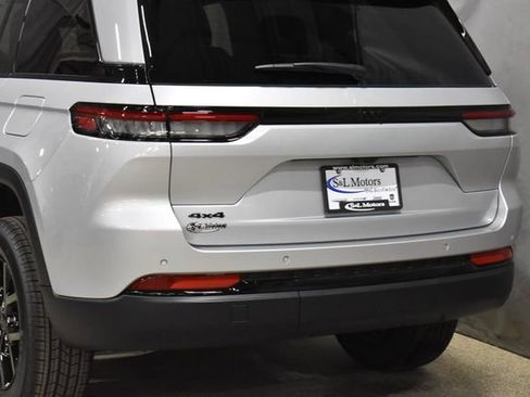 New 2025 Jeep Grand Cherokee Altitude image 9