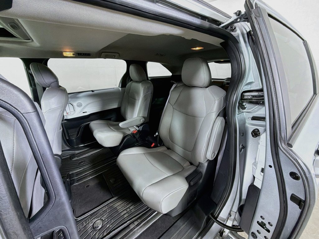 Used 2025 Toyota Sienna XLE FWD image 19
