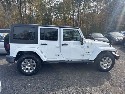 Used 2017 Jeep Wrangler Unlimited Sahara w/ Connectivity Group image 8