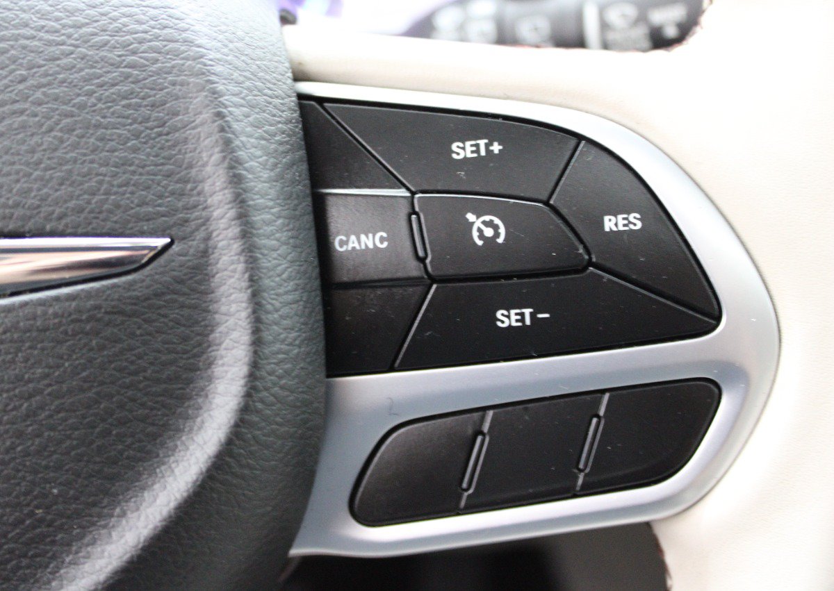Used 2020 Chrysler Pacifica Limited FWD image 26