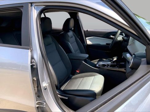 Used 2025 Chevrolet Trax LT FWD image 9