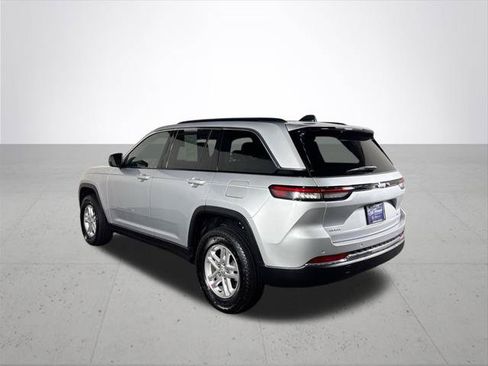 Certified 2025 Jeep Grand Cherokee Laredo w/ Luxury Tech Group I AWD/4WD image 9