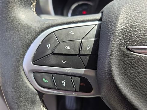 Used 2023 Chrysler Pacifica Touring-L FWD image 28