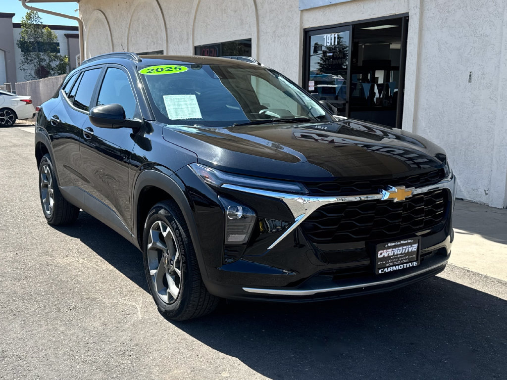 Used 2025 Chevrolet Trax LT FWD image 1