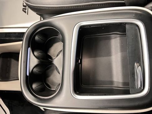 Used 2019 Chrysler Pacifica Limited image 34