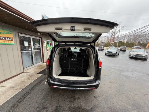 Used 2017 Chrysler Pacifica Touring-L image 4