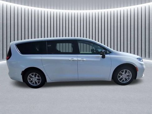 Used 2024 Chrysler Pacifica Touring-L FWD image 16