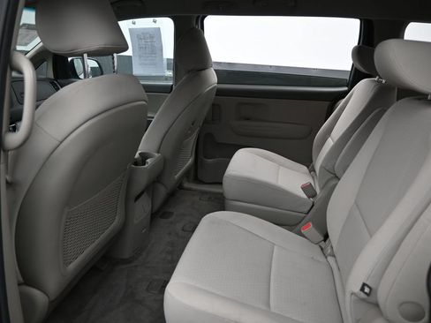 Used 2018 Kia Sedona L FWD image 25