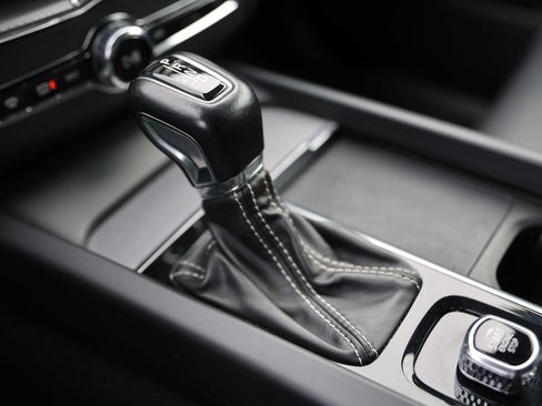 Used 2021 Volvo XC60 T6 R-Design image 29