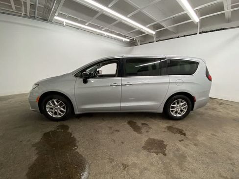 Used 2024 Chrysler Pacifica Touring-L FWD image 3