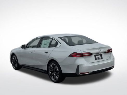 New 2026 BMW 530i xDrive w/ Premium Package image 9