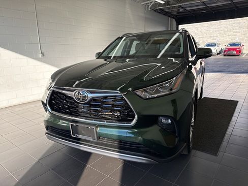 Used 2024 Toyota Highlander Platinum image 3