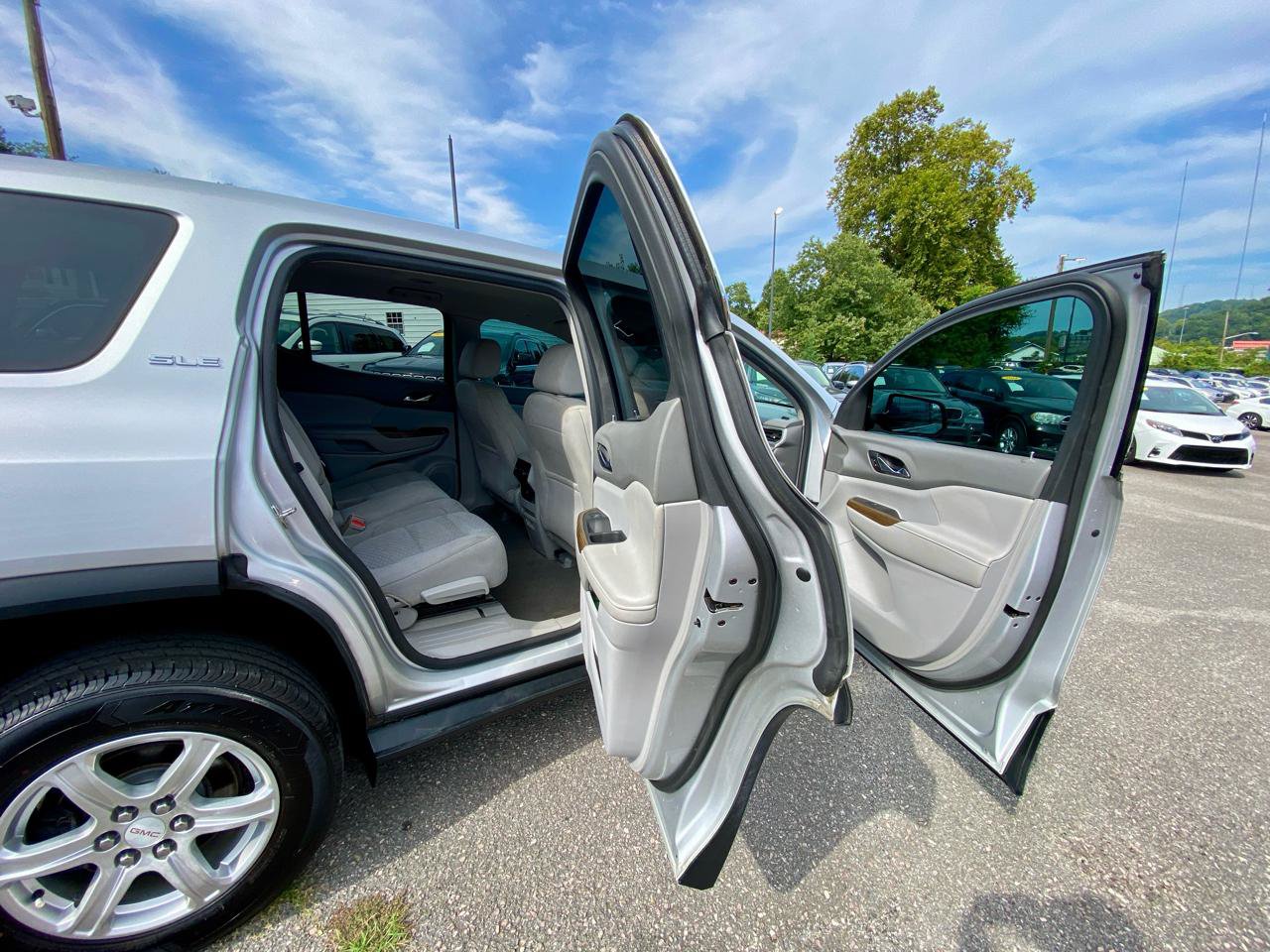 Used 2017 GMC Acadia SLE FWD image 11