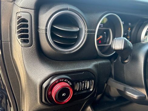 Used 2018 Jeep Wrangler Unlimited Sahara w/ Dual Top Group AWD/4WD image 14
