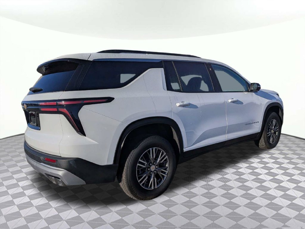 Used 2026 Chevrolet Traverse LT w/ Driver Confidence Package FWD image 3