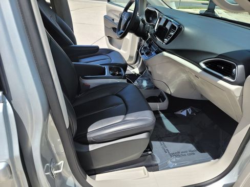 Used 2024 Chrysler Pacifica Touring-L FWD image 15