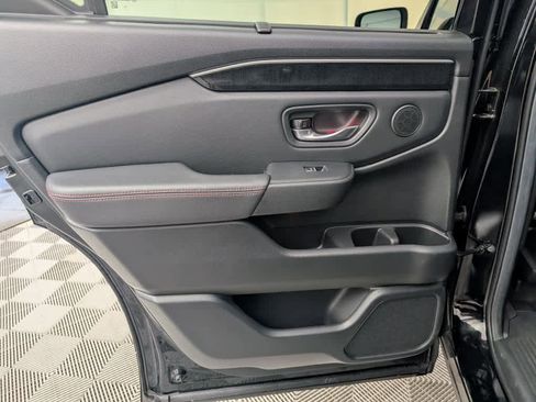 Used 2025 Honda Pilot Black Edition image 16