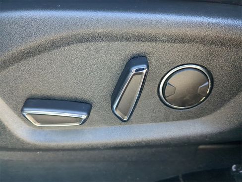 Used 2018 Ford Explorer XLT w/ Equipment Group 202A image 21