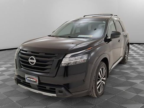 Used 2024 Nissan Pathfinder Platinum w/ Black Appearance Package image 7