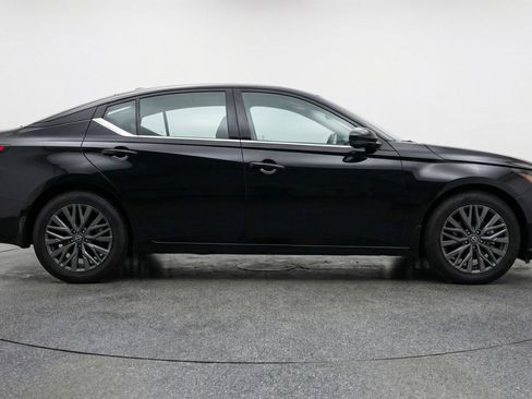 Used 2025 Nissan Altima 2.5 SV FWD image 11