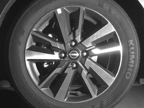 Used 2025 Nissan Versa SV FWD image 14