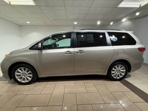 Used 2017 Toyota Sienna Limited Premium image 2