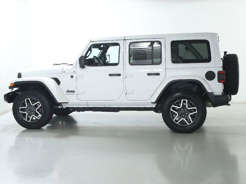 Used 2025 Jeep Wrangler Unlimited Sahara AWD/4WD image 38
