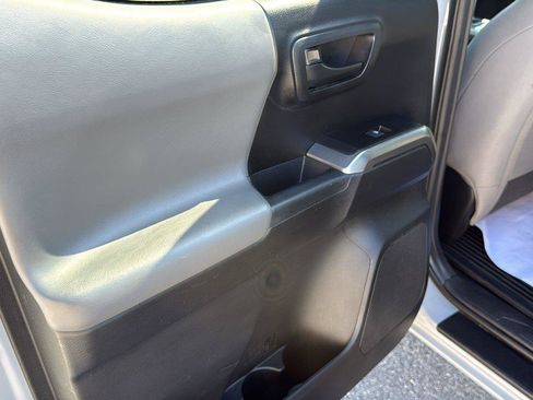 Used 2019 Toyota Tacoma SR5 AWD/4WD image 11