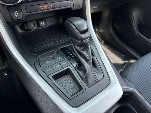 Used 2019 Toyota RAV4 LE FWD image 19