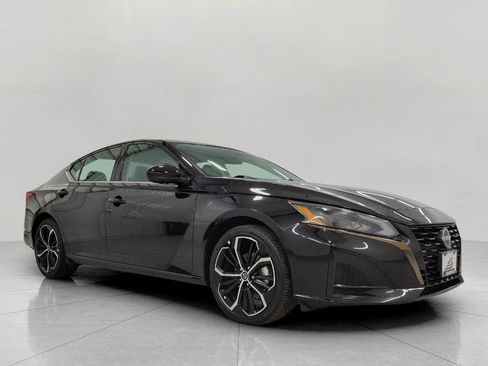 Used 2025 Nissan Altima 2.5 SR image 1