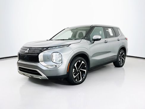 Used 2024 Mitsubishi Outlander SE AWD/4WD image 3
