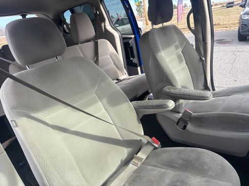 Used 2018 Dodge Grand Caravan SE w/ UConnect Hands-Free Group image 13