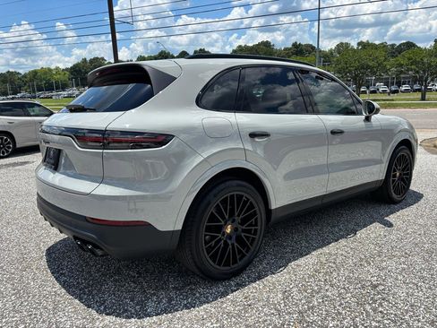 Used 2023 Porsche Cayenne AWD/4WD image 8