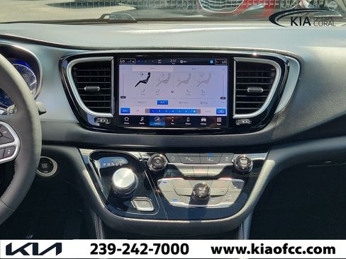Used 2026 Chrysler Pacifica Limited FWD image 18